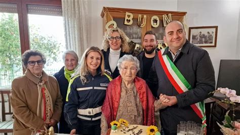 Elena e i suoi uomini: Un affascinante melodramma sulla lotta per l'amore e la sopravvivenza!