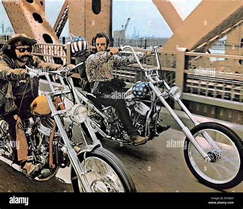 Quali sono le implicazioni metafisiche di Easy Rider, un viaggio stradale con Peter Fonda e Dennis Hopper?