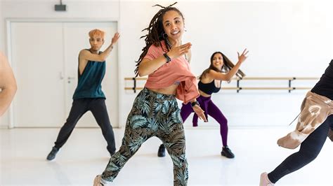 What to Wear to Hip Hop Dance Class: A Guide to Style, Comfort, and Functionality